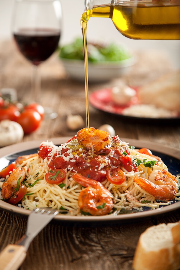 Pasta with shrimp and tomato sauce